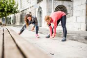 Zwei Frauen machen Dehnungsübungen outdoor zwei-frauen-am-dehnen-teaser